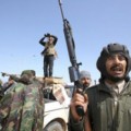 Los rebeldes amenazan al Gobierno oficial con tomar las instalaciones petroleras de Libia