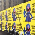 Cientos de carteles racistas inundan las calles de Madrid