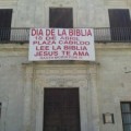 El Ayuntamiento socialista de Sanlúcar insta con una gran pancarta a ‘leer la Biblia’