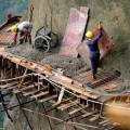 Los trabajadores chinos construyen una carretera de montaña