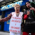 Una protesta en Vigo sin dientes y con gaiteira de alquiler