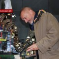 Arturo Pérez-Reverte usa un brazo robótico de titanio para firmar ejemplares en el Día del Libro