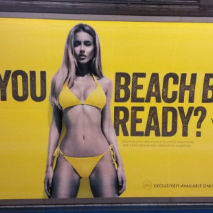 Polémica campaña publicitaria en Londres: ¿Tienes tu cuerpo de playa preparado? [ENG]