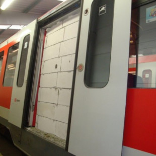 'Pwnean' una puerta de un tren de la S-Bahn de Hamburgo tapándola con ladrillos y cemento [DE]