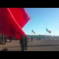 Soldado se enreda en una gran bandera de México y vuela espectacularmente a más de 14 metros de altura