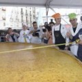 El alcalde de Vitoria debe 50 mil euros por una tortilla de patata