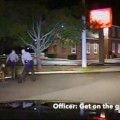 Un vídeo muestra a un policía pateando en la cara a un sospechoso negro