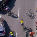 Enorme caída en el Giro d´Italia causada por un "capullo" montando una fixie que se unió al pelotón [ENG]