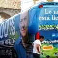 El bus de Monago se atasca en plena campaña electoral en un arco monumental de Zafra