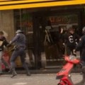 El vídeo de un testigo permite juzgar a 20 policías por agredir a dos estudiantes en Valencia