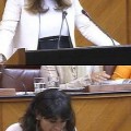 Vicepresidenta 2ª del Parlamento de Andalucía se dedica a leer la prensa durante la sesión de investidura