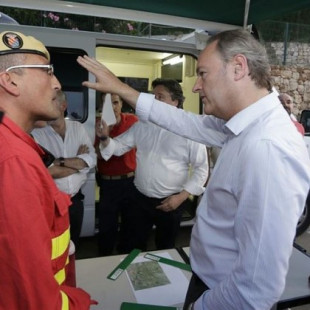 Un hombre intenta abalanzarse sobre Fabra durante su visita al incendio de La Vall d'Ebo