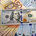 El euro supera los 1,14 dólares y alcanza máximos desde febrero frente al dólar