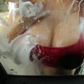La sensual forma de lavar el coche de Abigail Ratchford