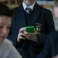Prohibir los teléfonos móviles en los colegios mejora los resultados escolares