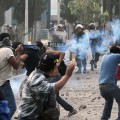 Video: Un oficial vacía su pistola contra manifestantes durante una protesta minera en Perú