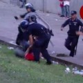 Policias le dan una paliza a un padre delante de sus hijos