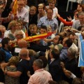Militantes del PP agreden miembros de la PAH en el mitin de Rajoy en Barcelona [CAT]