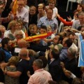 Un grupo de afectados por Fórum Filatélico y Afinsa, agredidos violentamente en un mitin de Mariano Rajoy en Barcelona