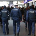 Policía alemán obliga a Musulmán a comer cerdo podrido y comparte el vídeo en whatsapp [ENG]