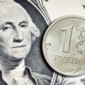 ¿Por qué Rusia compra dólares para fortalecer el rublo?