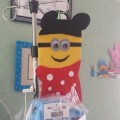 Los Minions que decoran las bolsas de quimioterapia de niños en Jerez