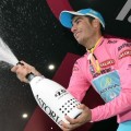 Contador pierde la 'maglia rosa' tras una caída