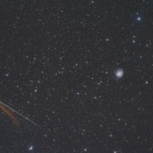 El Cometa C/2013 A1 Siding Spring, la galaxia M101 y un meteoro