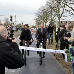Los paneles solares del carril bici holandés de Krommenie generan más energía de la prevista