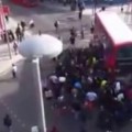 Un tumulto de gente en Londres levanta un autobús de doble piso para rescatar a un ciclista atrapado debajo (en inglés)