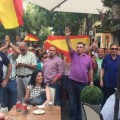 Saludos fascistas y el 'Cara al Sol' frente a Ferraz para pedir al PSOE que no pacte con Podemos