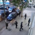 Una decena de vehículos policiales eleva la tensión en el desahucio de Carmen en Tetuán