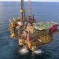 Cómo desmantelar en medio del mar una plataforma petrolera tan alta como la Torre Eiffel