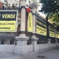 Greenpeace cubre la fachada de Agricultura con 200 m2 de carteles con el mensaje 'Se vende por cese de actividad'