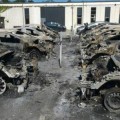 Día de Furia en Dinamarca. Un hombre quema los coches de los inspectores de Hacienda