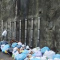 El sistema de recogida de basuras 'puerta a puerta', condenado por la derrota de EH Bildu