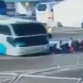 Arrestan a chofer de autobús que atropelló a tres nadadoras
