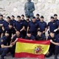 APDH se ofrece a explicar a los guardias civiles quién fue Franco después de fotografiarse ante su estatua en Melilla