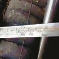 Agricultor chino descubre una antigua espada cavando y la usa como cuchillo de cocina