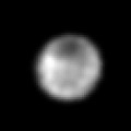 Una gran región oscura en Caronte, el mayor satélite de Plutón