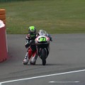 Niklas Ajo (MotoGP) salva una caída imposible y... ¡entra de rodillas agarrado a su moto!