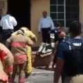 México: Bomberos que apagaron un incendio son obligados a desvestirse para comprobar que no habían robado