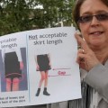 Una escuela inglesa prohíbe las minifaldas a sus alumnas "porque distraen a los profesores"