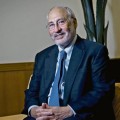 Joseph Stiglitz  "La Unión Europea no está rescatando a Grecia, sino a los bancos alemanes"