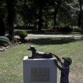 Inagurada en Serbia estatua de bronce de un perro que murió salvando a una niña [ENG]