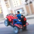 Dos egipcios haciendo un caballito en un quad