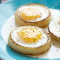 Truco de cocina: Un aro de cebolla para cocinar un huevo a la plancha redondo
