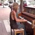 Un indigente encuentra trabajo después de que se suba un vídeo de él tocando un piano