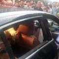 Madre china se niega a que rompan las ventanillas de su BMW para salvar a su hijo del calor [ENG]
