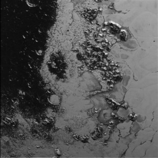 La segunda cordillera de montes helados de Plutón